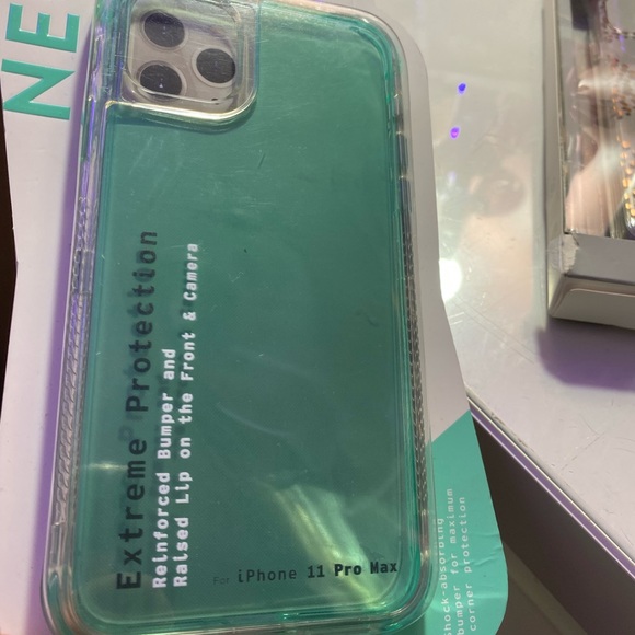 3 BRAND NEW iPhone 11 PRO MAX cases & 1 iPhone 11 PRO case . - Picture 3 of 5